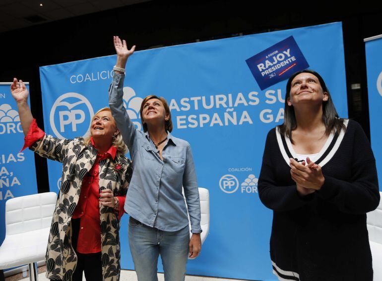 La secretaria general del PP acompañada por la presidenta del PP de Asturias, Mercedes Fernández (i) y por la candidata número uno al Congreso Susana López Ares (d)