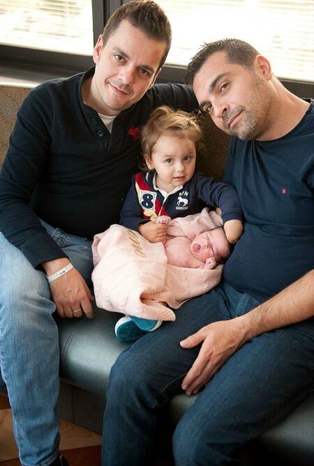 Javier Cantero -cofundador de &#039;Surrobaby&#039;- y su marido junto a sus dos hijas, Victoria e Irene