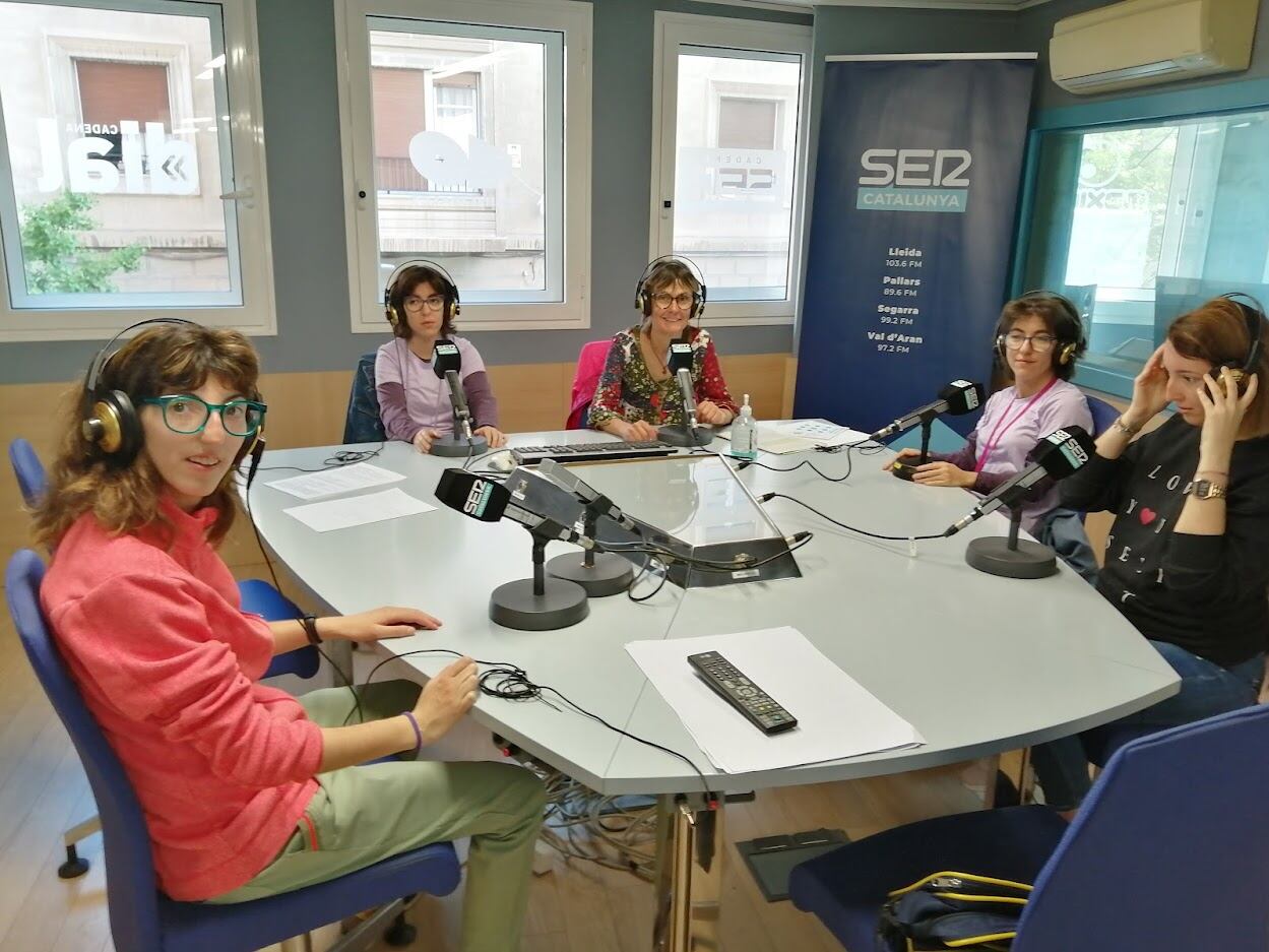 D&#039;esquerra a dreta Clara Vila i Eva Fernández, participants del projecte Connexions Artístiques, Míriam Arnaz, coordinadora del projecte; Alba Fernández i Anna Trilla, participants.