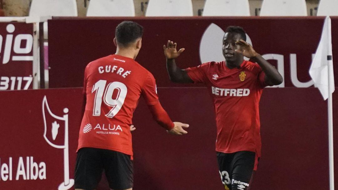Amath Ndiaye celebra su gol en Albacete con Cufré.