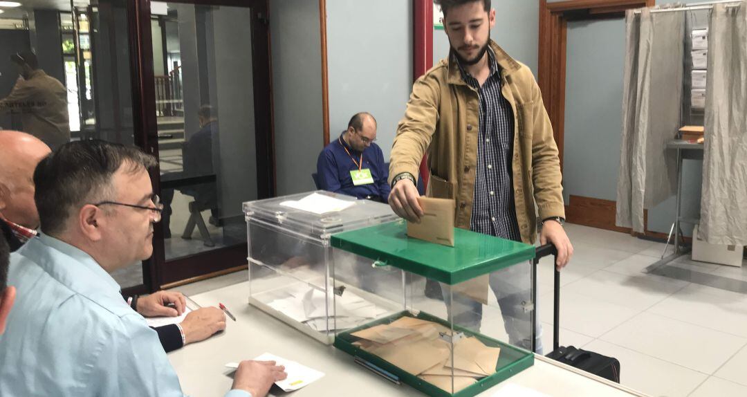 Un joven vota durante las elecciones generales del 28A.