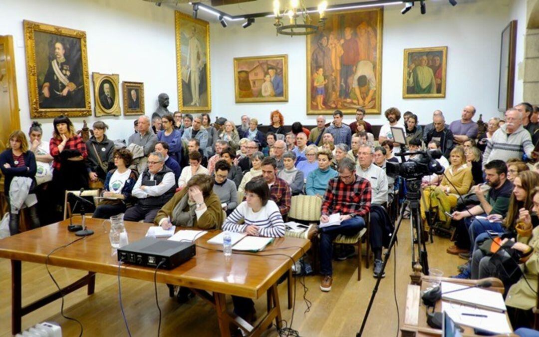 El Salón de Plenos del Ayuntamiento de Hondarribia, abarrotado durante el pleno sobre el mega outlet de Zaldunborda. 