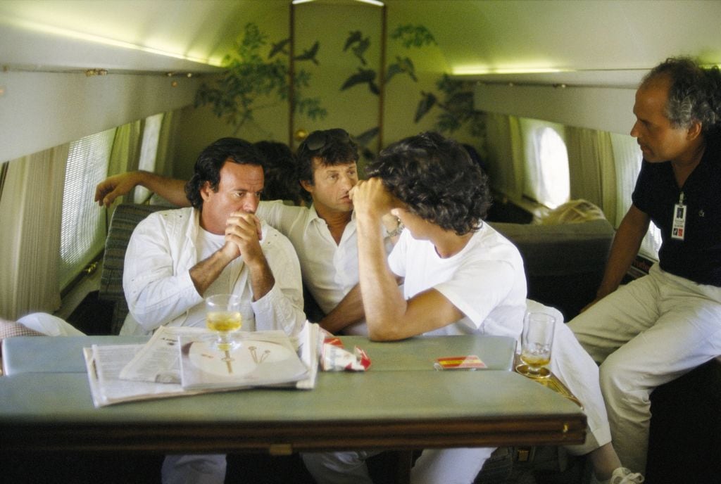 Julio Iglesias y Tony Remis, en el avión privado del cantante madrileño.