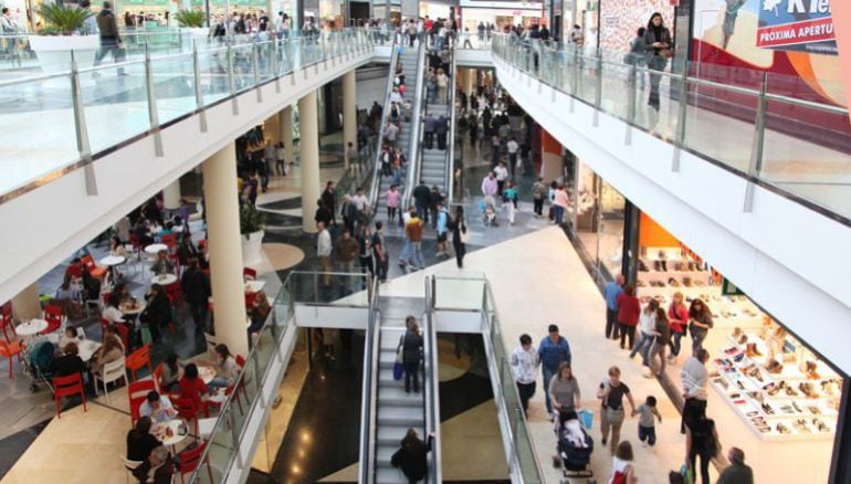 Imagen de archivo del interior de un centro comercial en Valencia