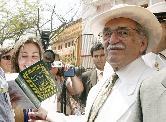 Fotografía de archivo del 26/03/07 del Premio Nobel de Literatura Gabriel García Márquez, firmando ejemplares de la edición especial de su obra &quot;Cien años de soledad&quot;, en Cartagena donde inauguró el IV Congreso Internacional de la Lengua. García Márquez h