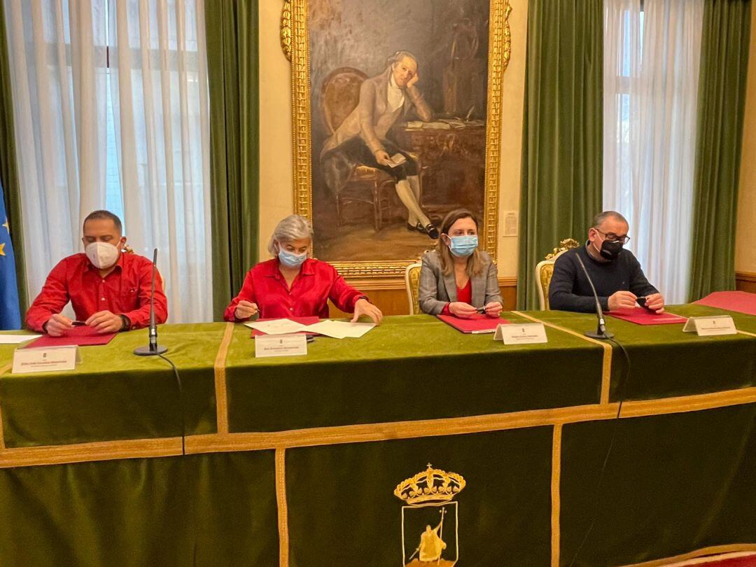 Juan José Iglesias (UGT); la alcaldesa Ana González; María Calvo (FADE), y Víctor Manuel Roza (Comisiones Obreras).