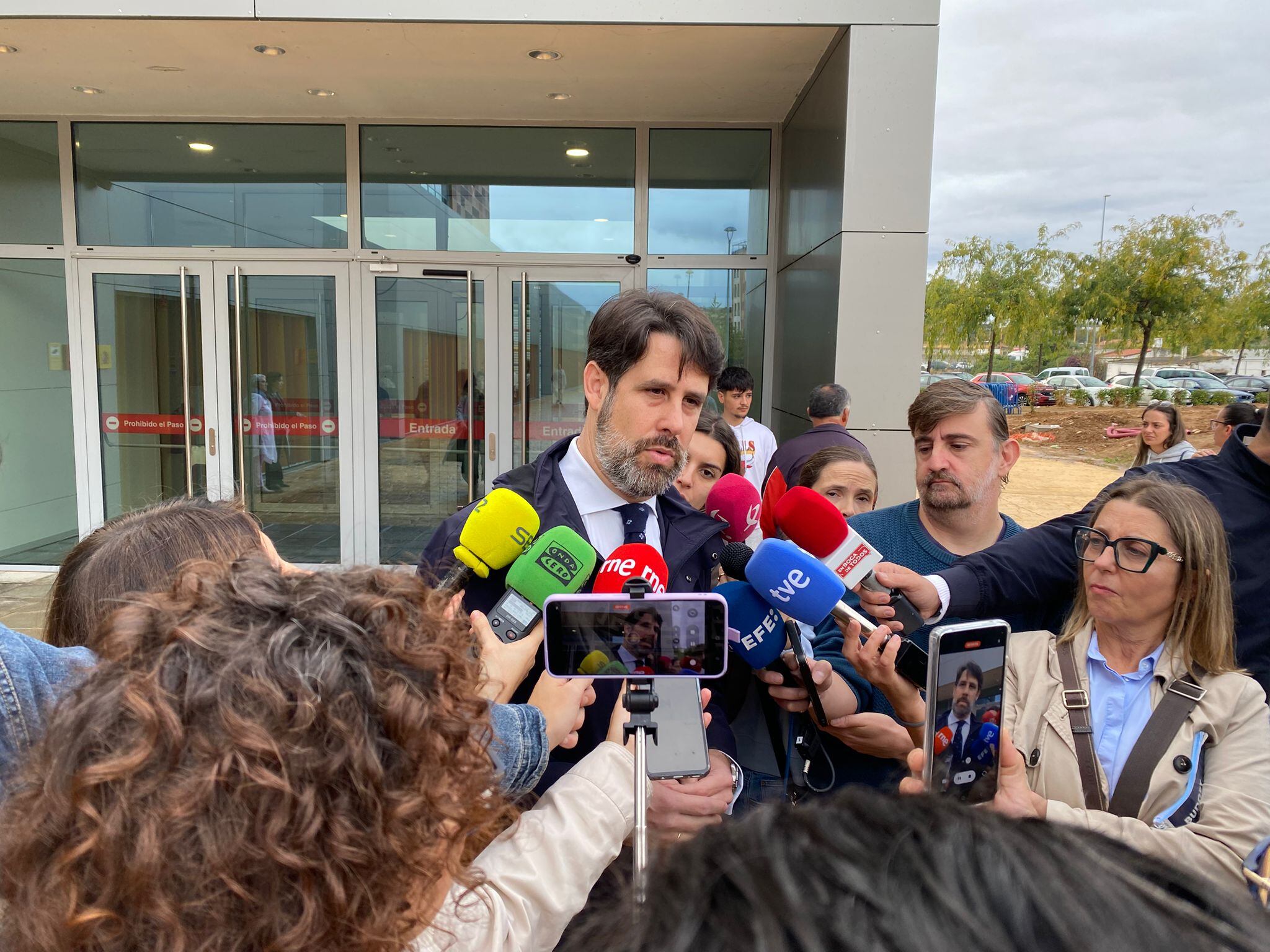 El abogado Raül Montaño atiende a los medios antes del juicio