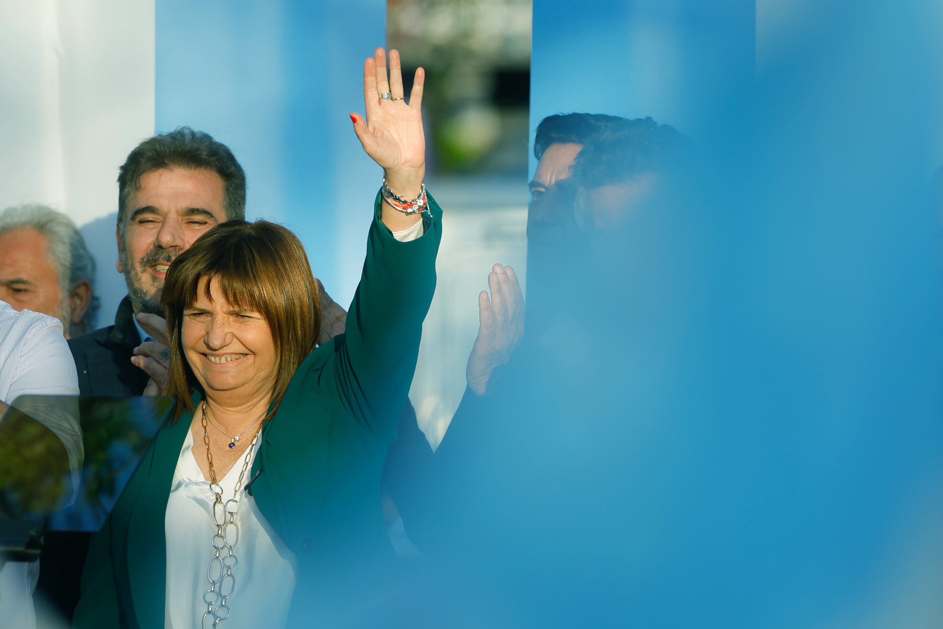 La candidata de la coalición Juntos por el Cambio (centroderecha), Patricia Bullrich, saluda a sus seguidores durante el cierre de su campaña. Archivo.