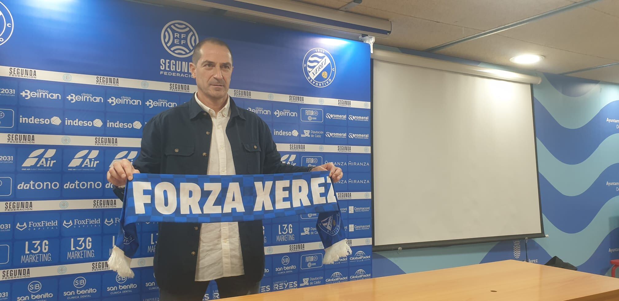 Diego Caro durante su presentación como entrenador del Xerez DFC