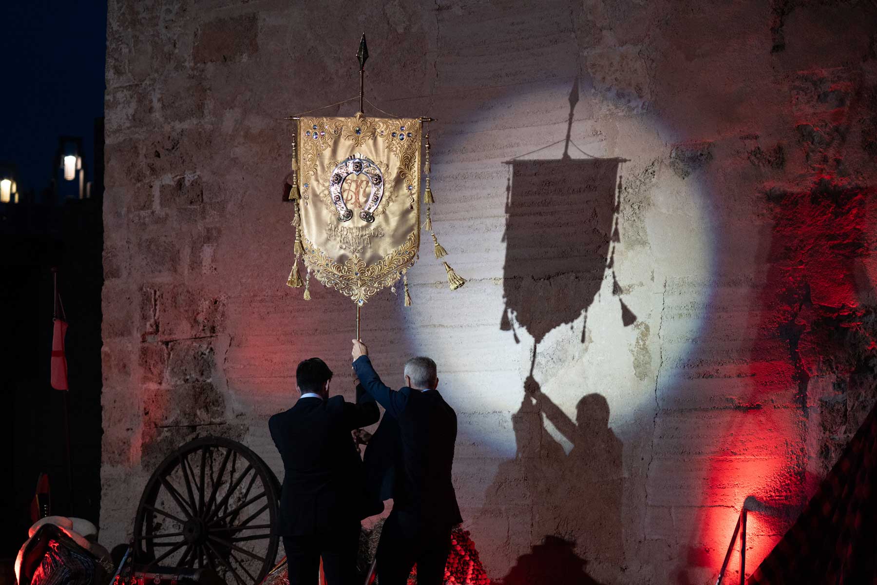 Instant en el que el capitá Javi Ferrándiz i el primer tro de la Filà, Nando Moncho, 'planten' l'heràldica just davant de la Torre Na Valora