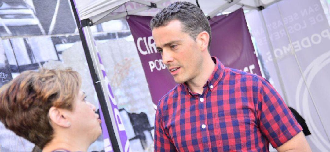 Juan Angulo, candidato de Podemos en San Sebastián de los Reyes durante la campaña electoral 