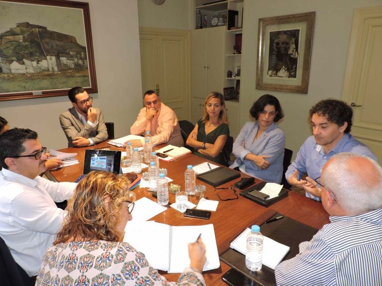 Reunión, en alcaldía de Dénia, entre responsables de la Agència Valenciana de Turisme y del Ayuntamiento dianense, alrededor del proyecto Ciudad Creativa de la Gastronomía de la Unesco. 