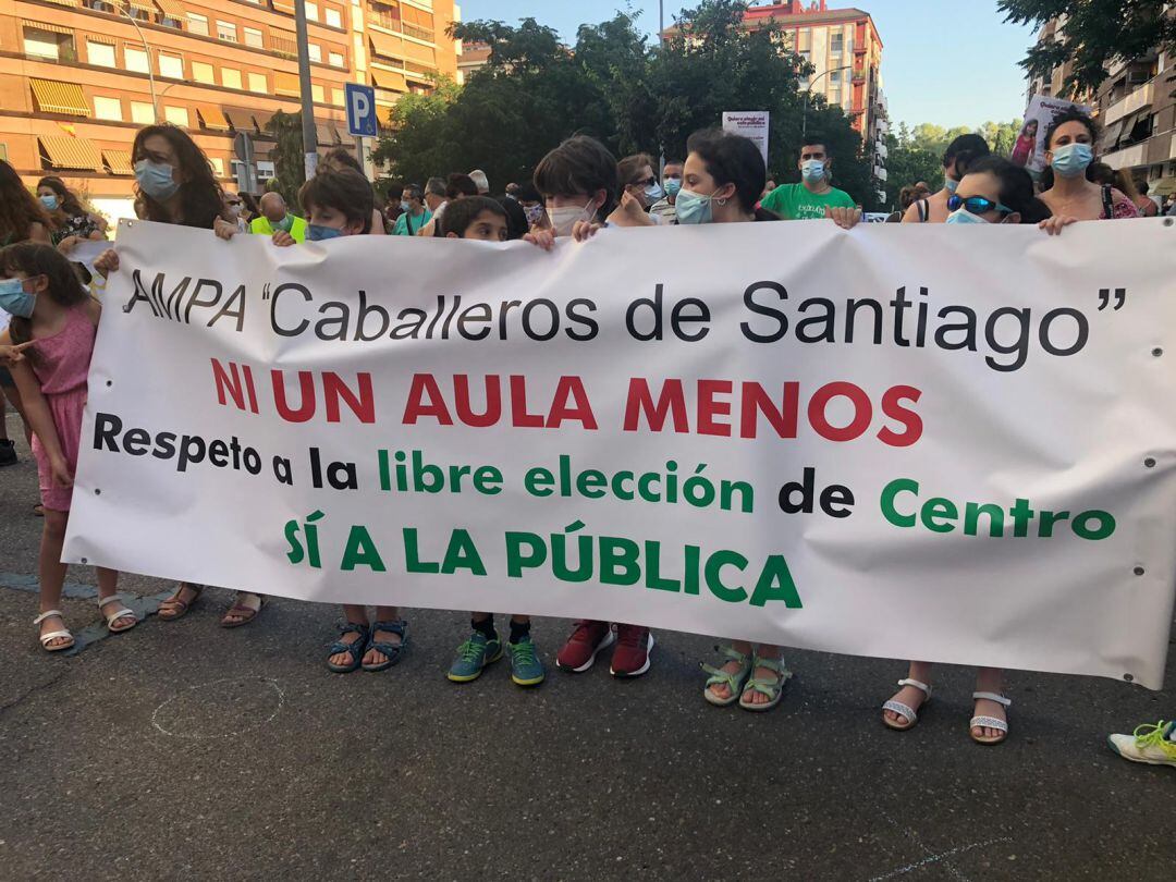 Imagen de archivo, protesta de las Ampas del Colegio Caballeros de Santiago y Algafequi en Córdoba por la reducción de unidades escolares