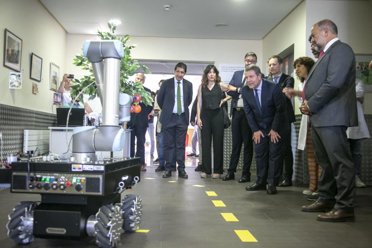 Emiliano García Page conoce in situ los proyectos de investigación del IRICA en el campus de Ciudad Real