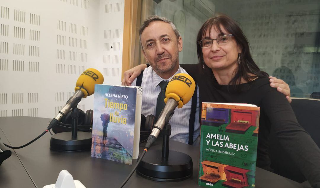 La escritora Mónica Rodríguez junto a Chema Contreras, director de Rincón  literario