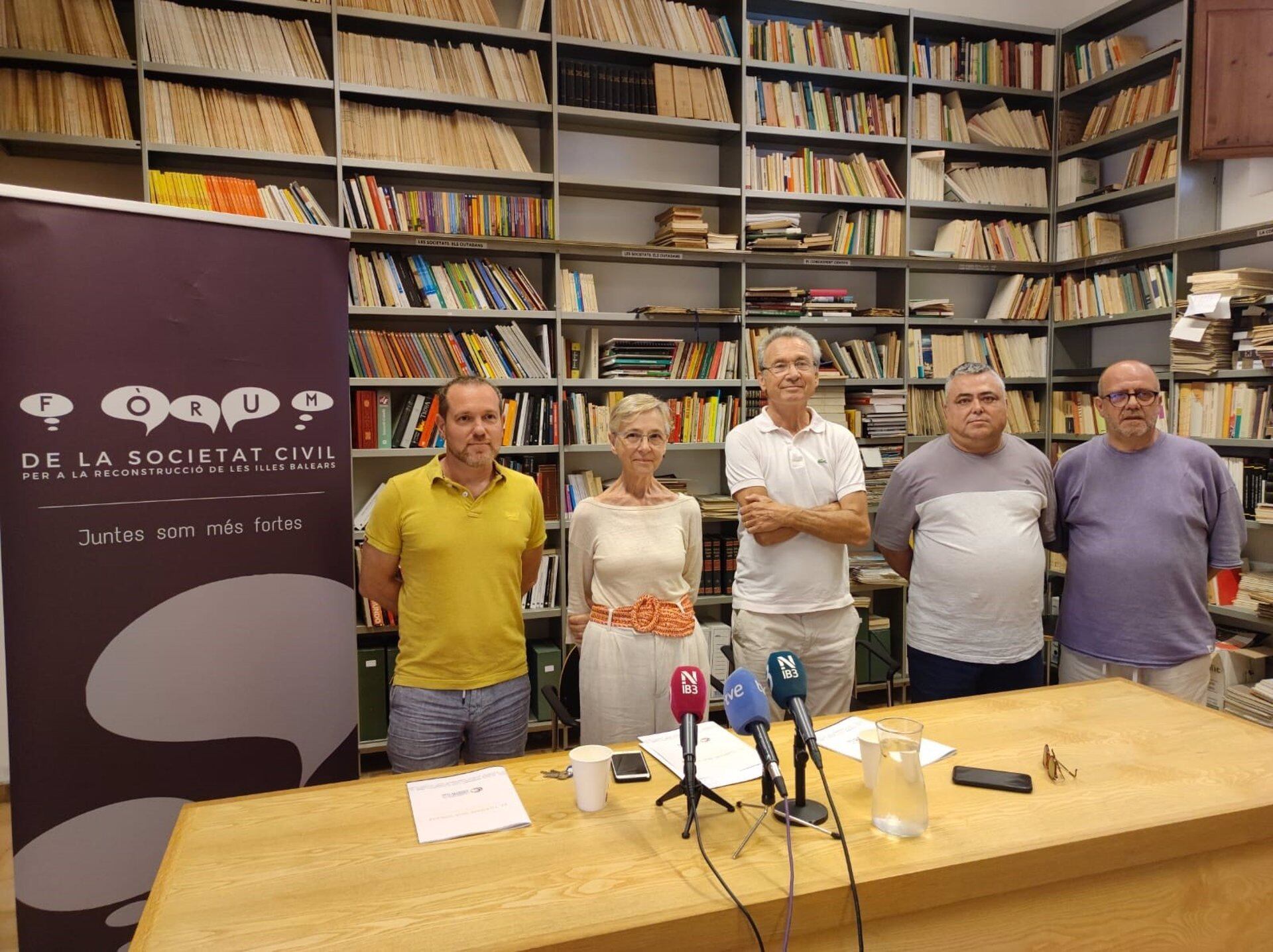 David Abril, Joana Maria Palou, Jaume Garau, Francesc Ramis y Xisco Mellado, miembros del Fòrum de la Societat Civil. - EUROPA PRESS