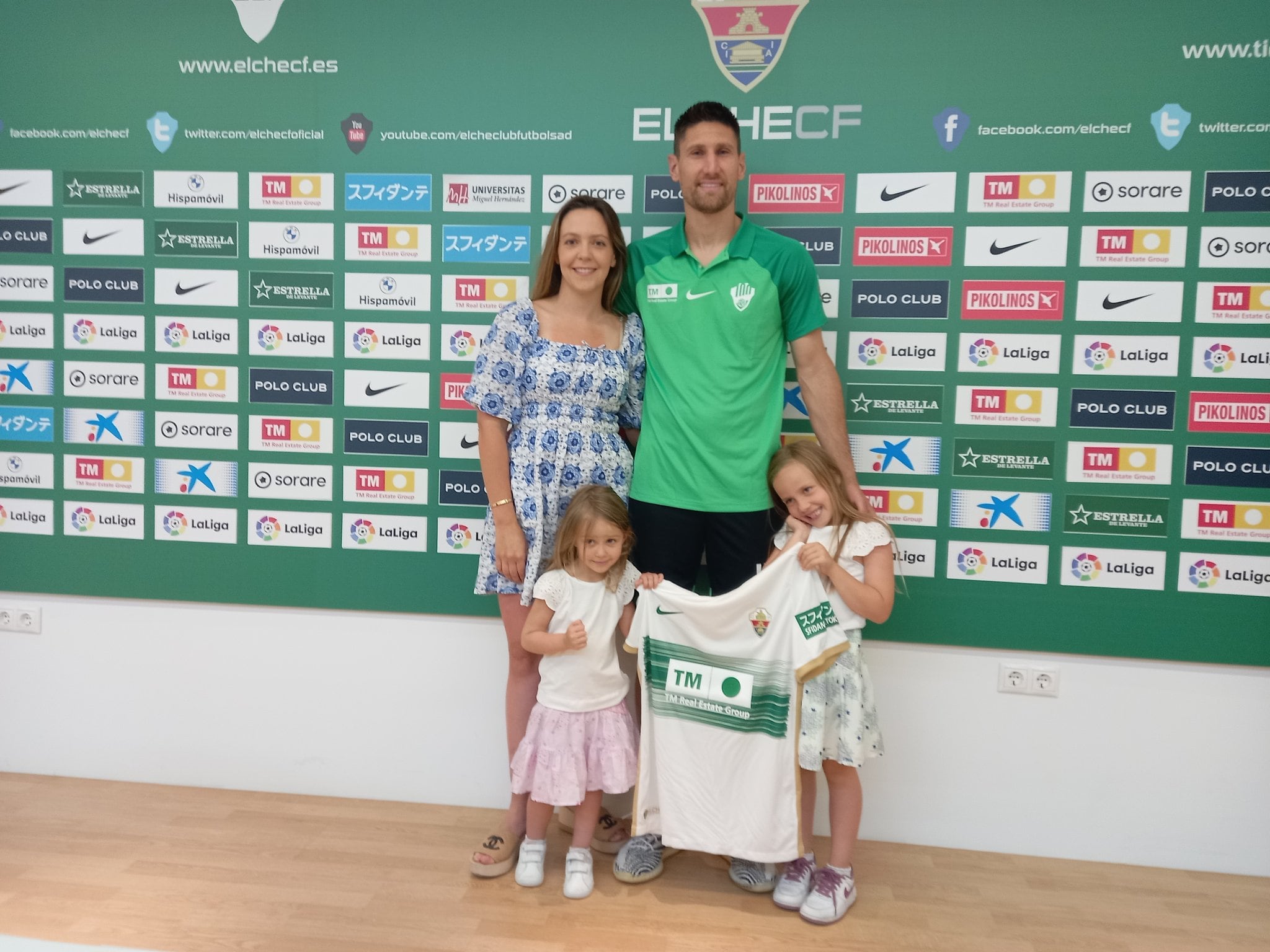 Fede Fernández posa con su familia en la Sala de Prensa del Martínez Valero