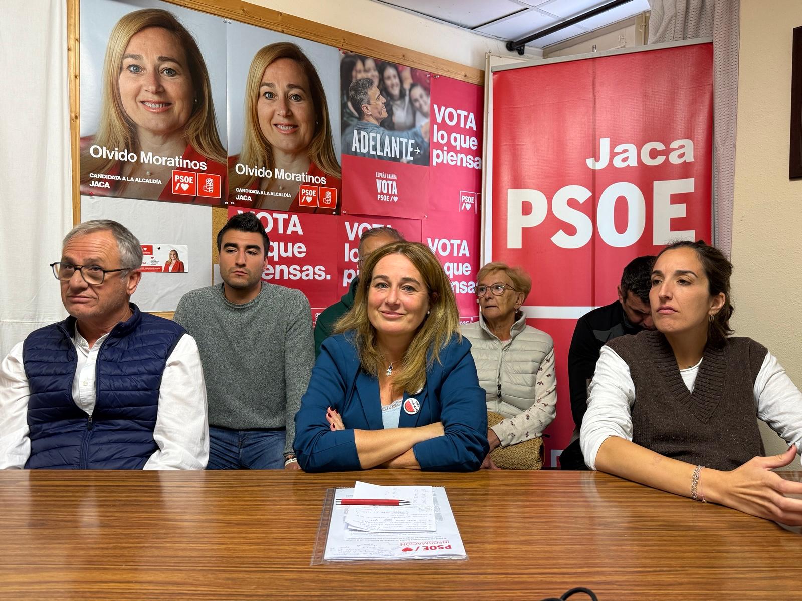 La presidenta de la comarca de la Jacetania (Olvido Moratinos) junto a los alcaldes de Berdún (Francis Pérez) y Hecho (Marta Lera) en la sede del PSOE en Jaca