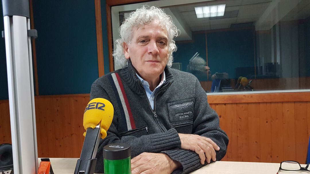 Ángel Cuevas, en el estudio de La Ventana de Cantabria durante la entrevista 