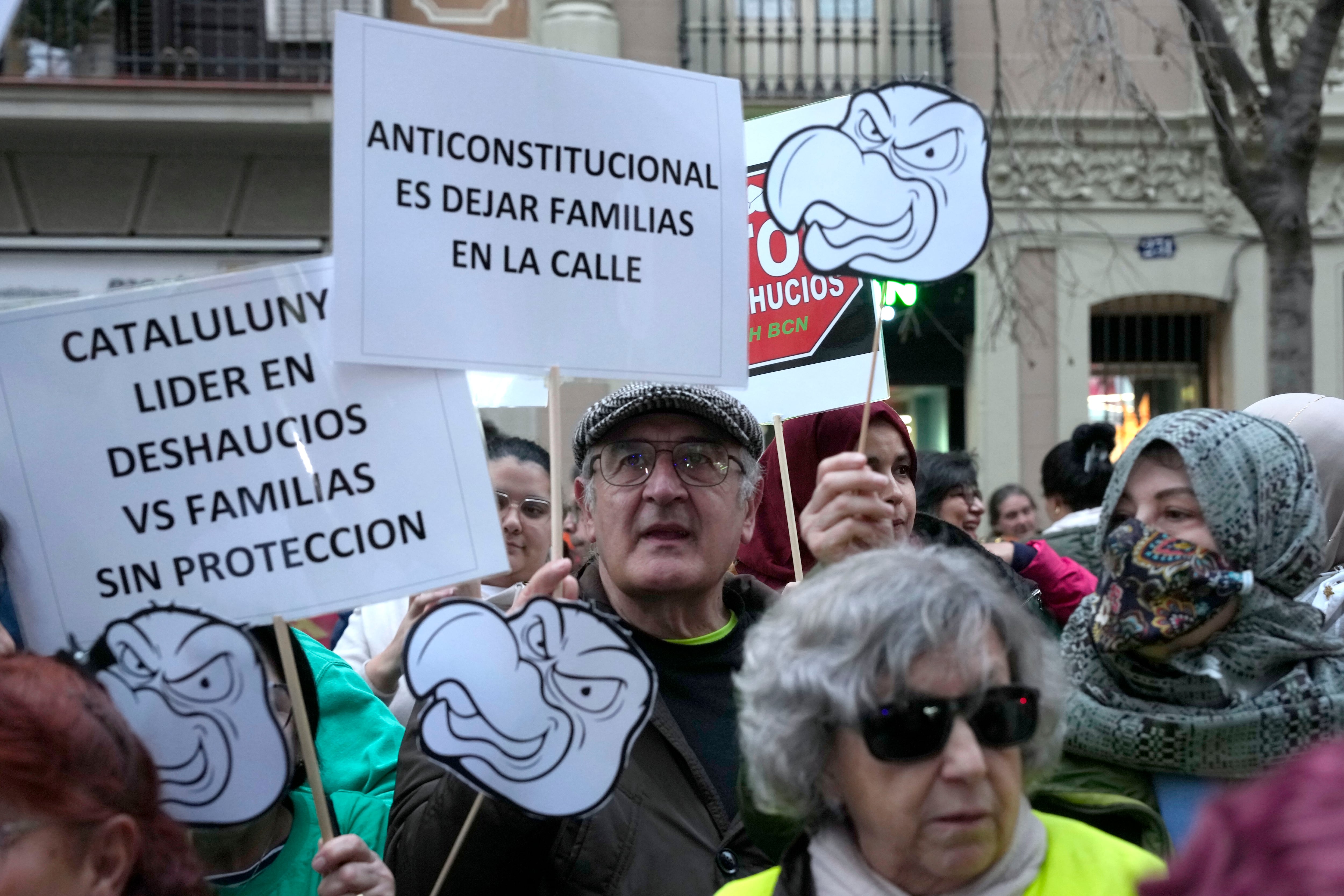 Decenas de personas protestan ante la sede de Junts en Barcelona por el voto en contra de Junts al decreto ómnibus del Gobierno que incluía la revalorización de las pensiones, las ayudas al transporte público y la moratoria de los desahucios. EFE/Alejandro García