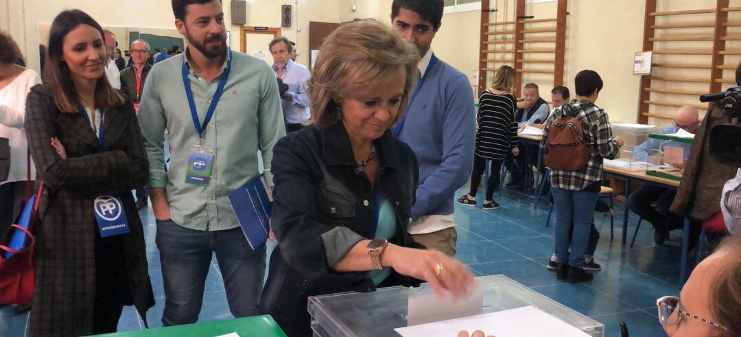 La candidata del PP en Jaén, María Luisa del Moral, vota en su colegio electoral.