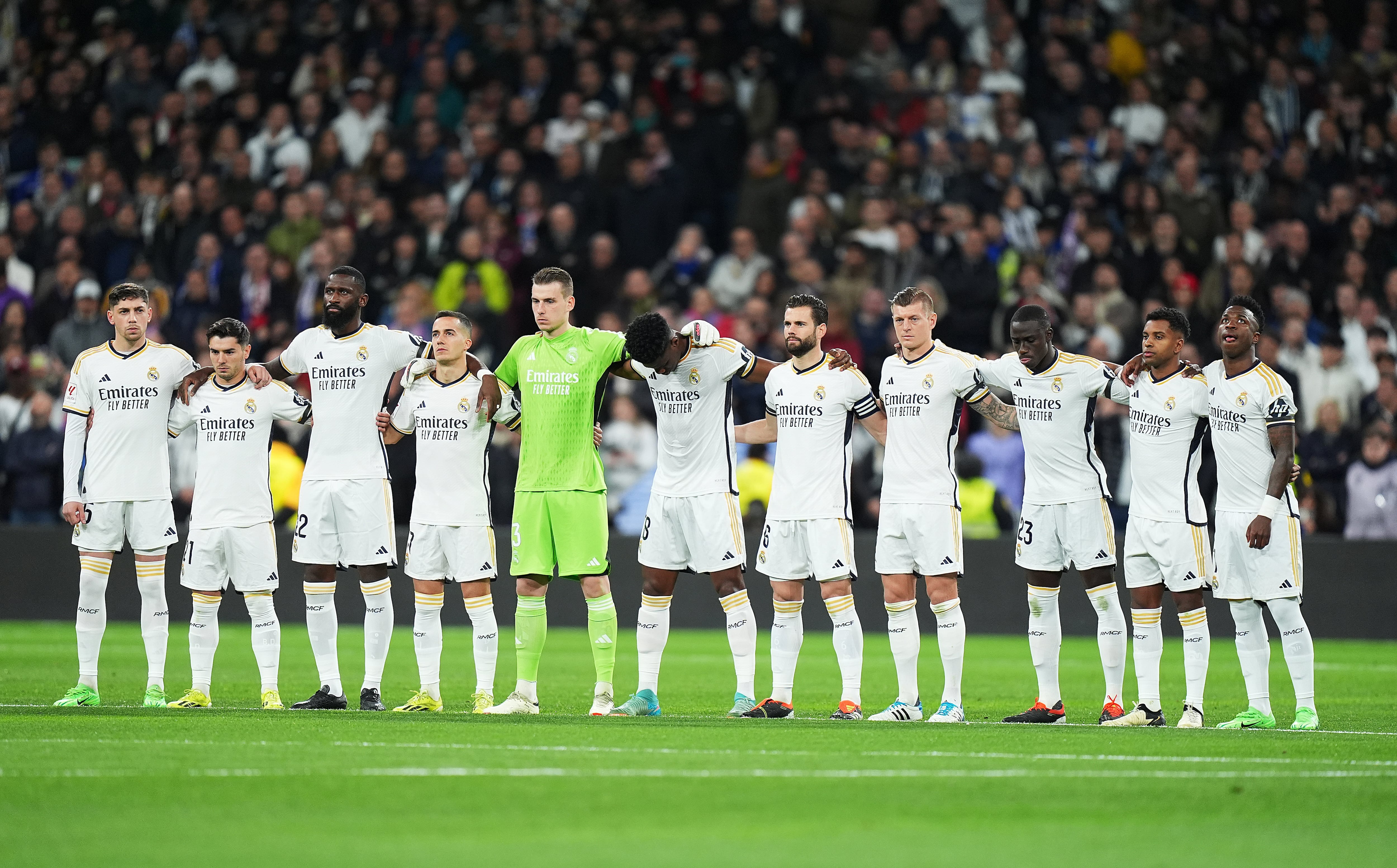 Los jugadores del Real Madrid guardan un minuto de silencio antes de un partido de LaLiga