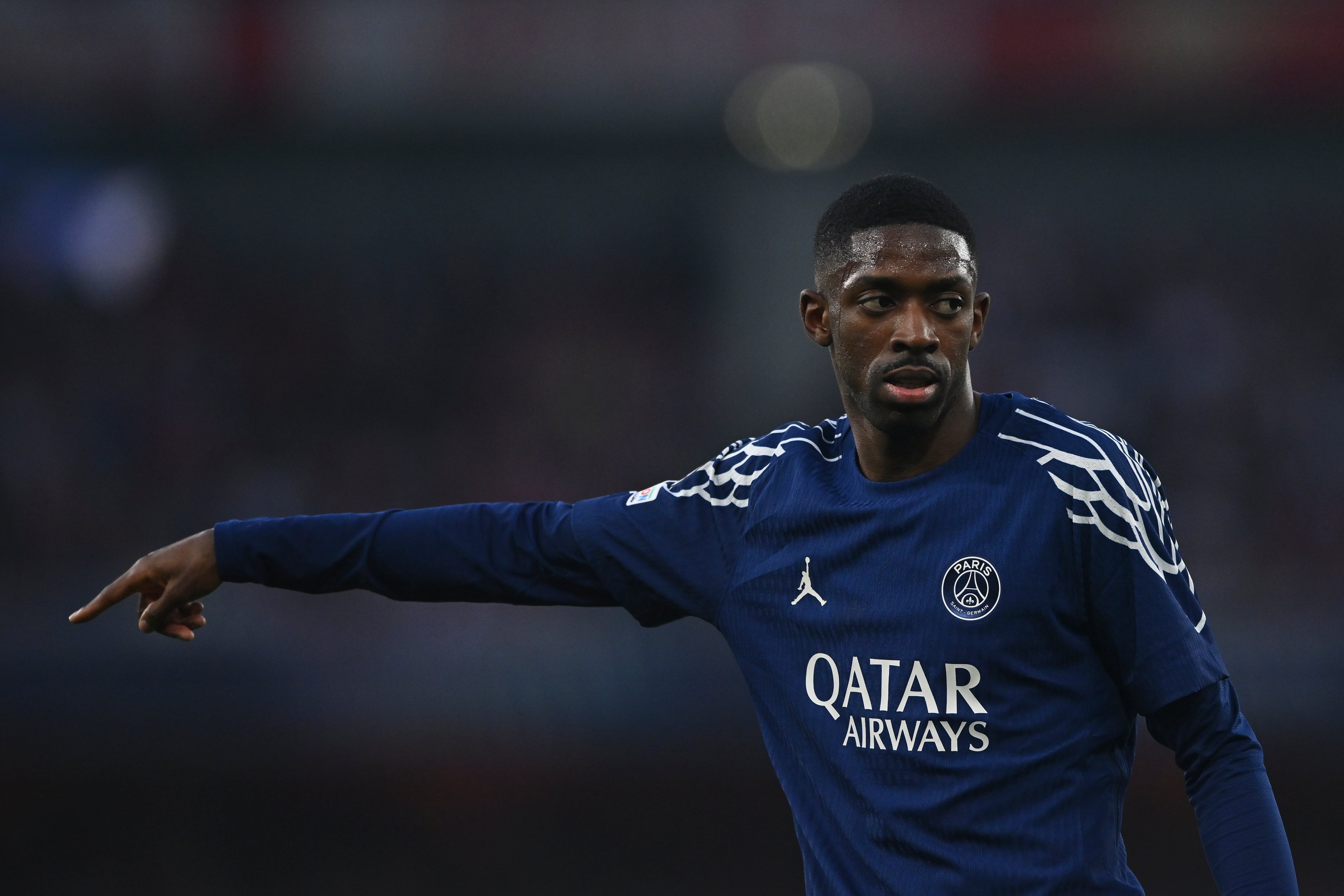 Ousmane Dembélé habla con sus compañeros del PSG durante el partido de Champions contra el Arsenal