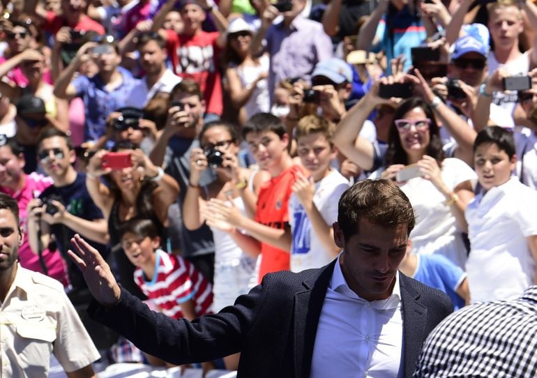 Casillas sale de una acto saludando a los fans