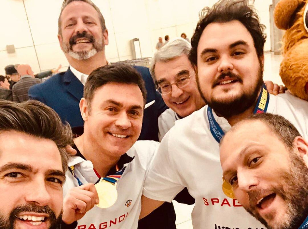 El fisioterapueta ribereño con la medalla de oro europea lograda recientemente con Los Hispanos.