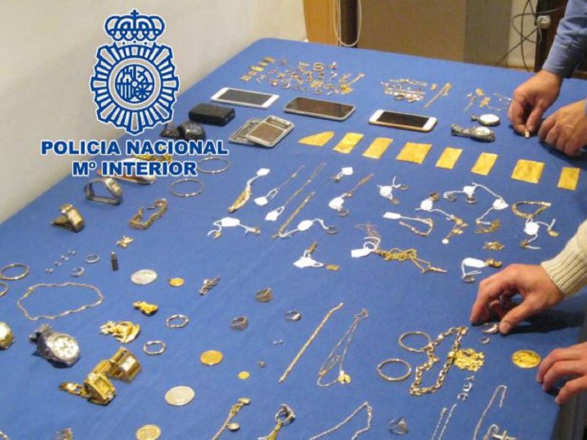 La Comisaria de Alicante realiza una exposición de joyas sustraídas