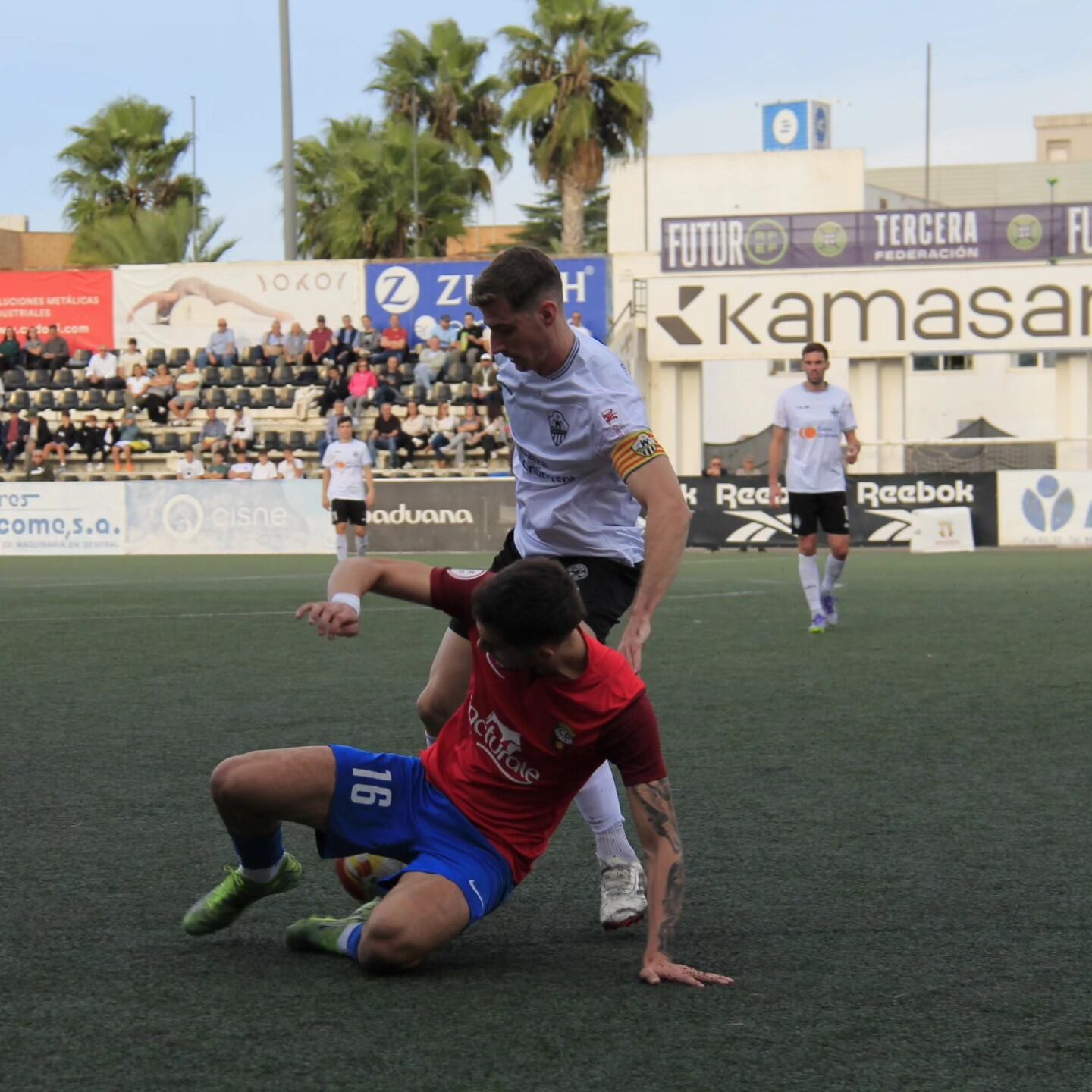 Una de las acciones del encuentro entre el Ontinyent 1931 y el CD Utiel