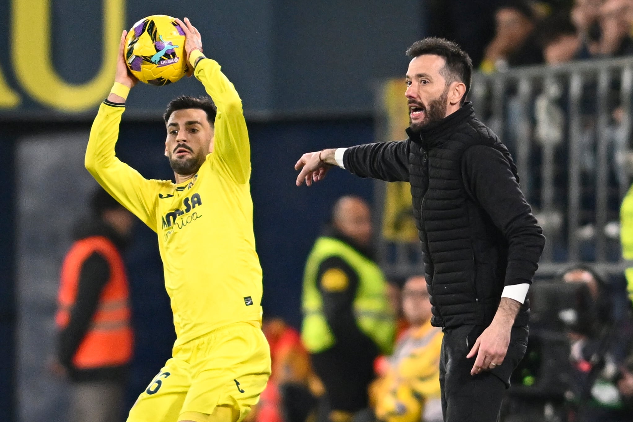 VILLARREAL, 15/02/2025.- El entrenador del Valencia CF Carlos Corberán (d) durante el partido de la jornada 24 de LaLiga entre el Villarreal CF y el Valencia CF, este sábado en el estadio de la Cerámica.- EFE/ Andreu Esteban
