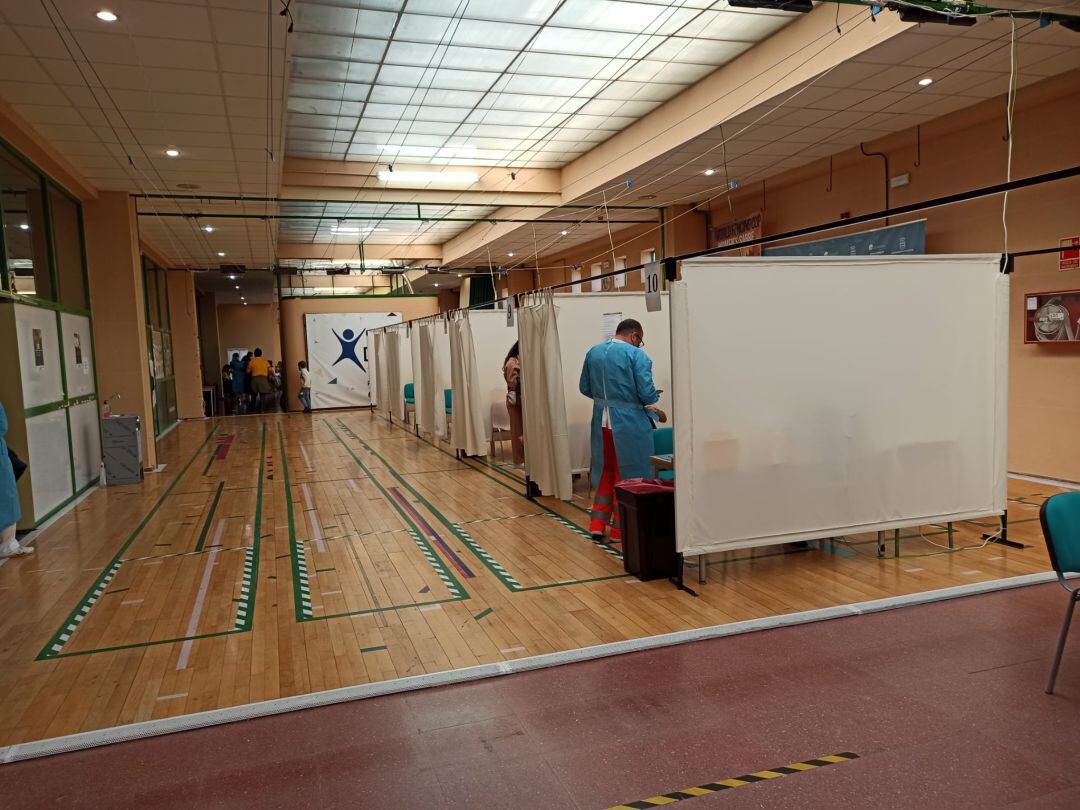 Vacunación en las salas del Polideportivo Pedro Delgado