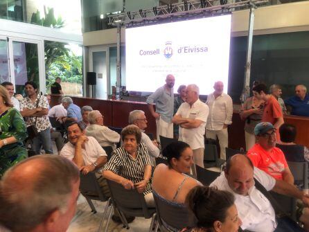 Se han instalado varias pantallas fuera del salón de plenos para las personas que querían seguir el acto