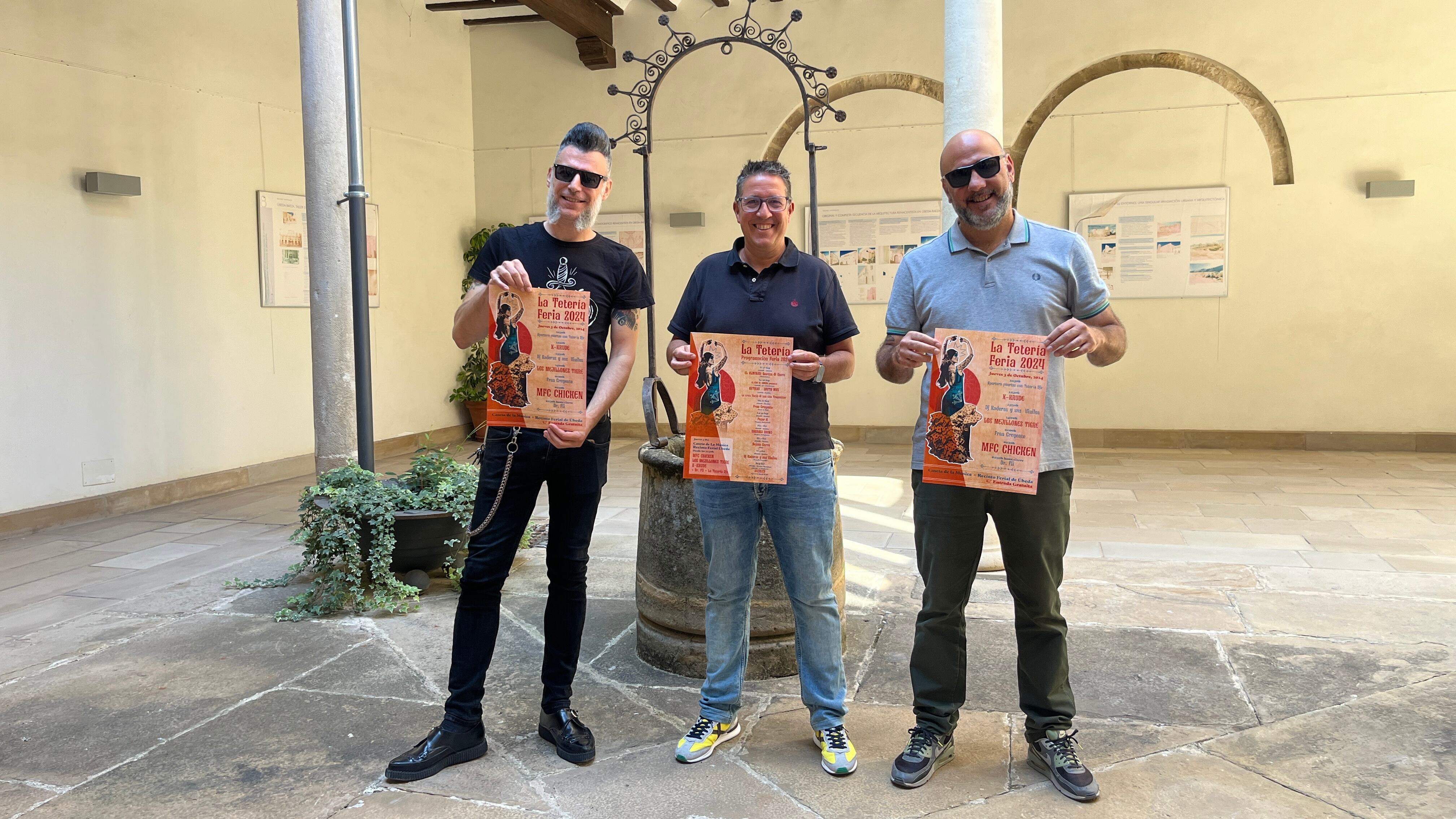 El concejal de Festejos, Jerónimo García , junto a los propietarios de La Tetería, Raúl Sánchez y Fran Ruiz