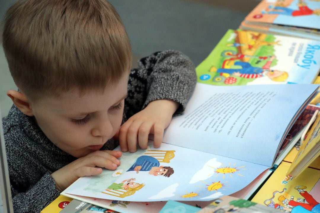 Un niño visitando una feria literaria en Moscú, el pasado 26 de marzo.