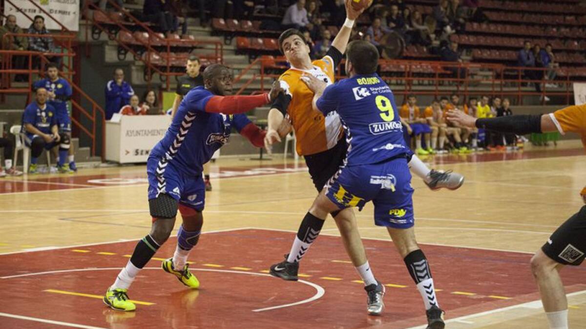 El BM Torrelavega asusta al "Coco"