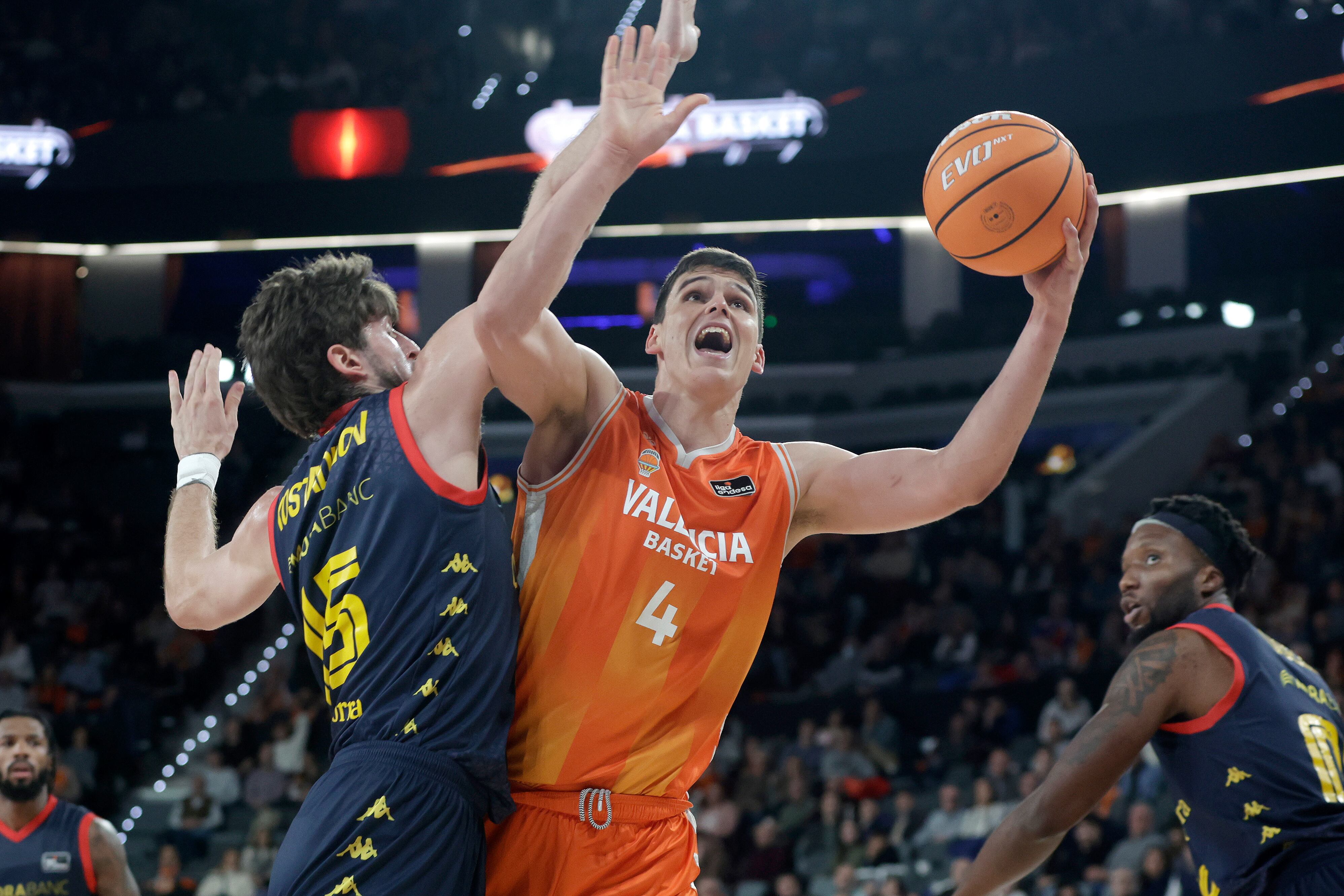 VALENCIA, 28/12/2025.- El jugador del Valencia Basket Jaime Pradilla, y el jugador Morabanc Andorra Kostas Kostadinov, durante el partido de la jornada 12 de la Liga Endesa que disputan el Valencia Basket y el Morabanc Andorra este domingo. EFE/Miguel Ángel Polo.
