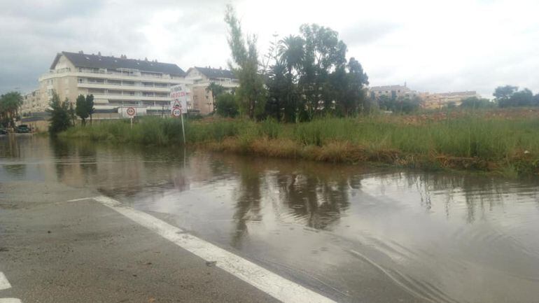 Camí del Llavador inundado tras las fuertes lluvias del 18 de agosto, en Dénia.