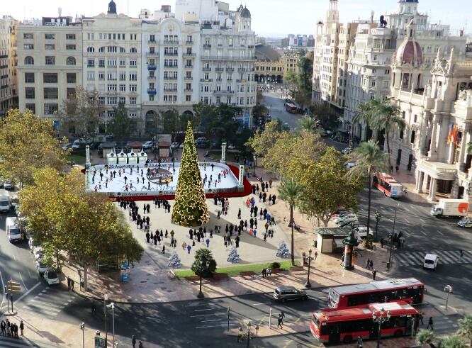 Recreación del montaje de pista de hielo en el centro de la plaza del Ayuntamiento