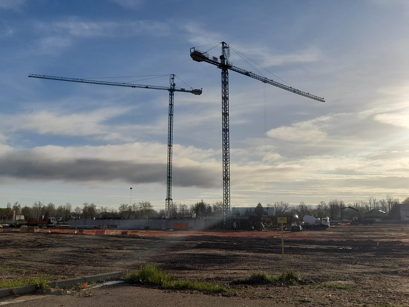 Grúas en las obras del nuevo hospital