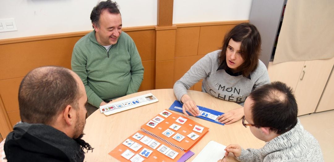 -ARCHIVO- Personas con TEA durante su taller de empleo