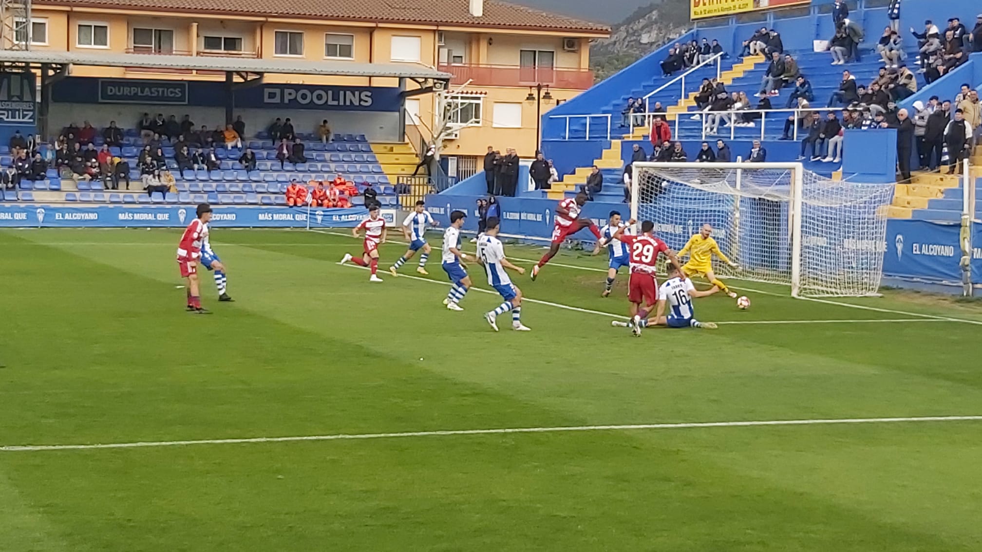 Una de las ocasiones del Recreativo Granada en el Campo Municipal de El Collao dónde logró la victoria