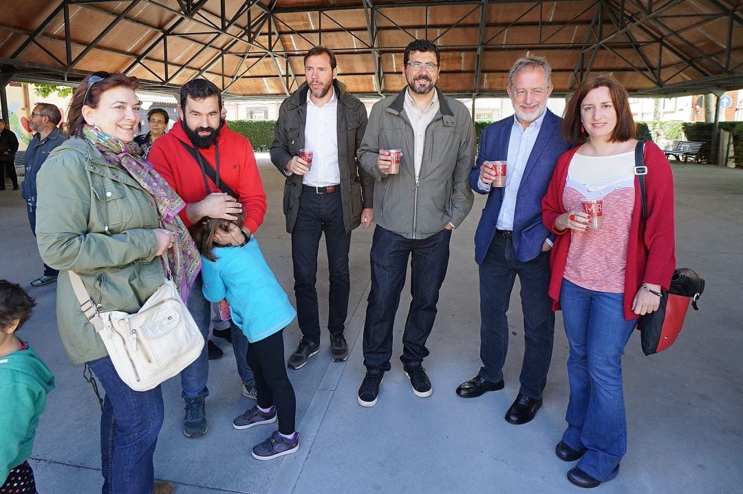 Óscar Puente y los concejales de VTLP en la chocolatada de San Pedro Regalado