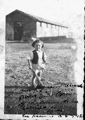 Libertad, con cuatro años, en un campo de refugiados francés con el único juguete que recuerda, una rueda de manera que le regaló Cruz Roja de Suiza