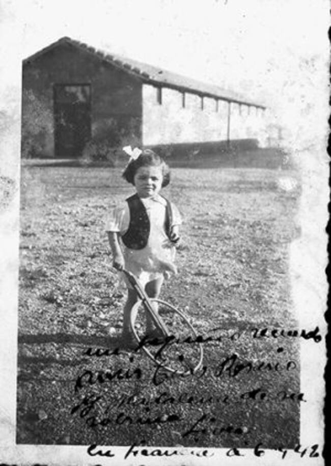 Libertad, con cuatro años, en un campo de refugiados francés con el único juguete que recuerda, una rueda de manera que le regaló Cruz Roja de Suiza