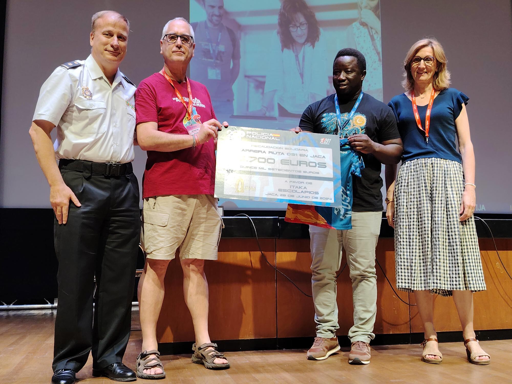 El Inspector Jefe de la Policía Nacional en Jaca entregaba el cheque a los responsables del proyecto solidario