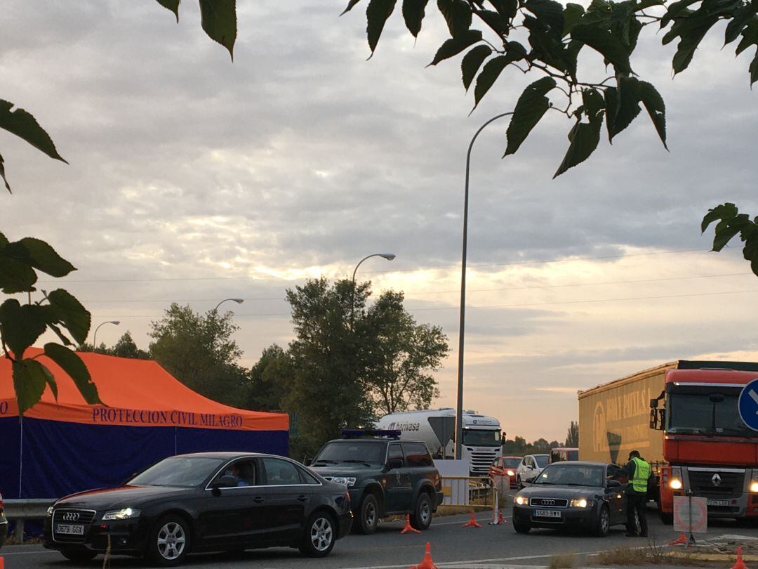 Control de acceso a Peralta por la rotonda de Funes