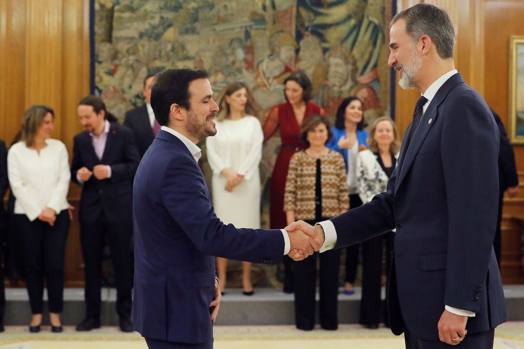 El nuevo ministro de Consumo, Alberto Garzón (izq), saluda al Rey Felipe VI (dehc), tras la jura de su cargo en el Palacio de la Zarzuela de Madrid, a 13 de enero de 2020