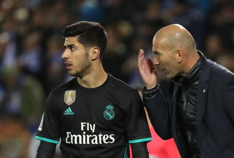 Marco Asensio recibe instrucciones de Zidane durante un encuentro del Real Madrid.